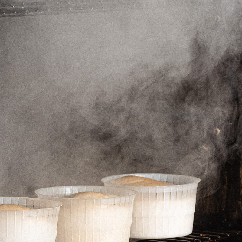 Le forme di Affumicata dentro il forno, avvolte dal fumo