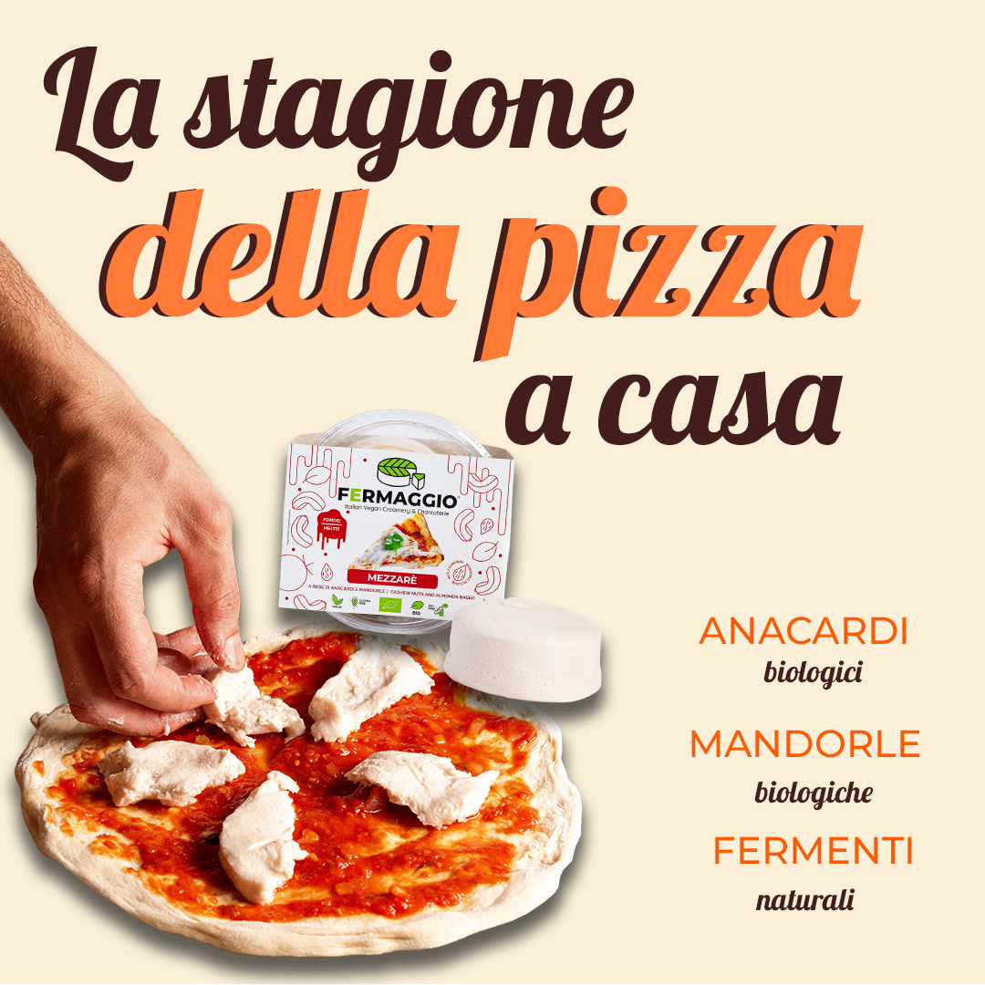 Giano Bio 180 g, semi stagionato vegetale da grattugia a base di anacardi biologici fermentati: la forma intera su un tagliere di legno, con scaglie tagliate in primo piano.